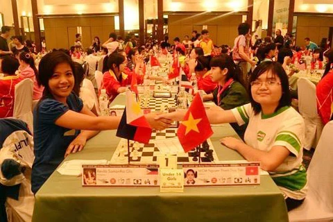 越南棋手阮清水仙（右）在比赛中（图：体育报）