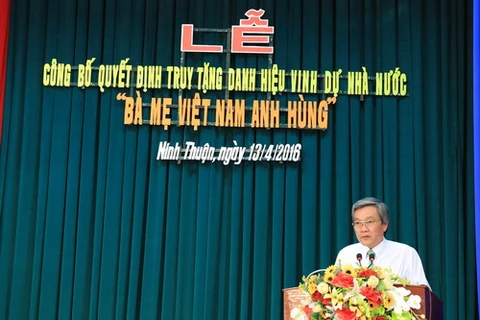 宁顺省人民委员会副主席黎文平在追授仪式上讲话