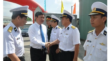 巴山总公司领导迎接胡志明市市委书记丁罗升。 
