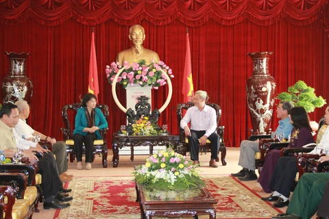 国会主席阮氏金银与奈省领导会面（图片来源：越通社）