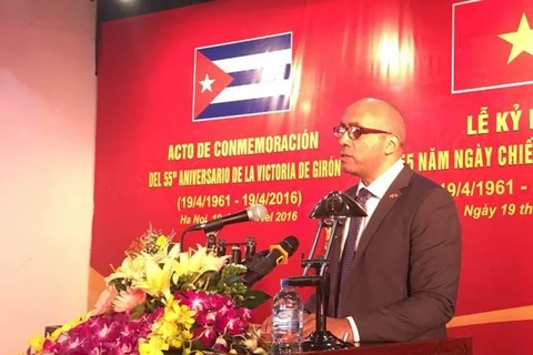 古巴驻越特命全权大使洛佩斯·迪亚兹在纪念典礼上发言（图片来源：越通社）