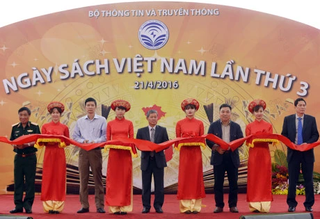 2016年越南读书日开幕式（图片来源于《新报》）