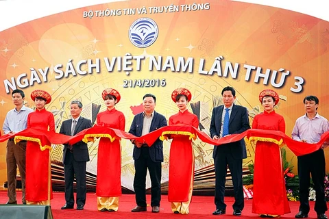 庆祝第三次越南读书日的图书节正在河内市统一公园举行。