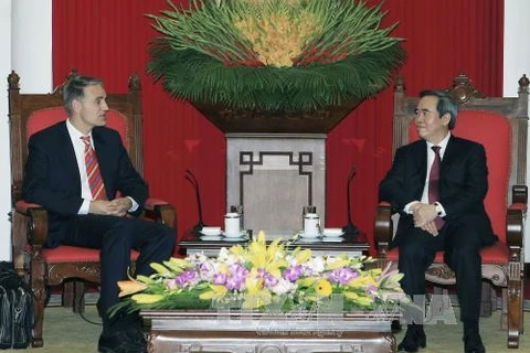 越共中央政治局委员、中央经济部部长阮文平会与约翰·尼米斯先生。