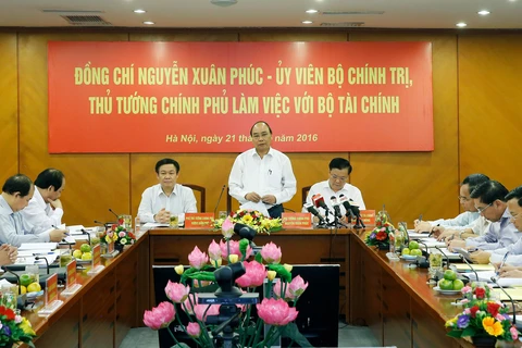 越南政府总理阮春福来到财政部调研座谈（图片来源：越通社） 