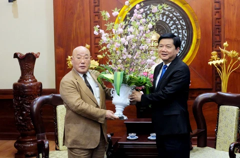 胡志明市市委书记丁罗升（右）与日本首相特别顾问饭岛勋 （左）