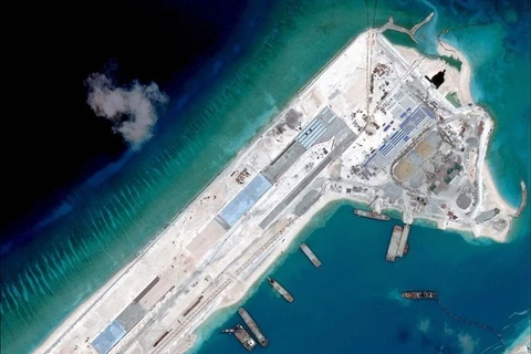 中国在归属越南的长沙群岛十子礁违法建设的机场跑道