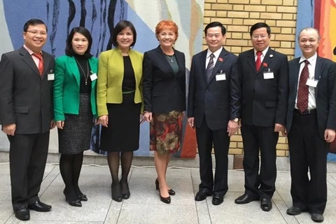 挪威议会第一副议长玛丽特·妮巴克（图中间）与越南国会代表团合影（图片来源：越通社）