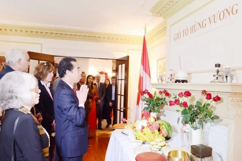 旅居加拿大越南人举行敬香活动 纪念雄王忌日 （图片来源：越通社）