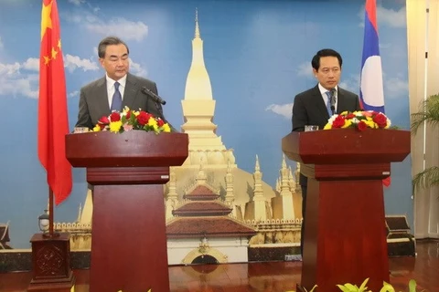 中国外长王毅和老挝外交部长沙伦赛·贡玛希（图片来源：越通社）