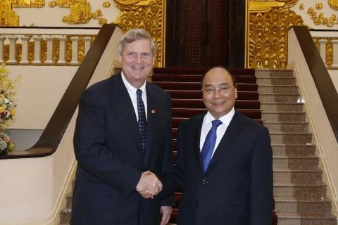 越南政府总理阮春福与美国农业部长托马斯·詹姆斯·维尔萨克。