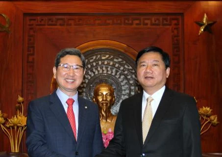 胡志明市委书记丁罗升与韩国国会议员、韩越友好议员协会主席金贺勇。