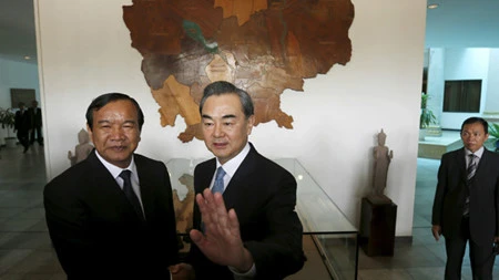 中国、柬埔寨两国外长举行会晤​（图片来源：Reuters）