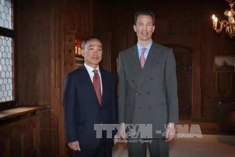 越南大使范海平与列支敦士登公国储公亚洛伊（图片来源：越通社） 