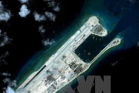 中国在归属越南的长沙群岛十子礁违法建设的机场跑道