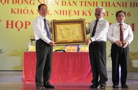 越共中央委员、国会副主席汪周刘向2011-2016年任期清化省人民议会赠送礼物。