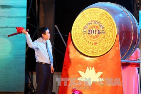 政府副总理王廷惠出席2016年炉门旅游节开幕式并击鼓启动旅游节（图片来源：越通社）