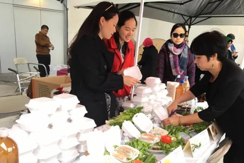 越南常驻联合国代表团参加为叙利亚难民捐款的国际义卖活动
