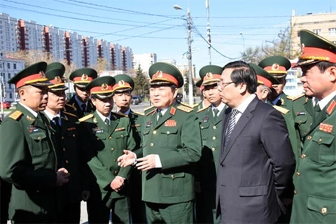 吴春历部长与越南军官在胡志明主席塑像旁边交谈（图片来源：人民军队报）