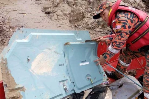 马来西亚搜救队伍找到失联直升机的残骸。