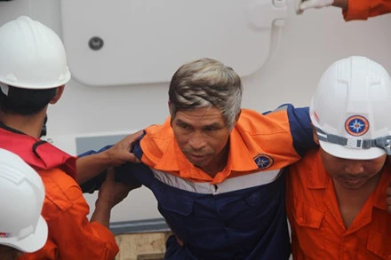 34名遇险渔民已被安全送至陆地。