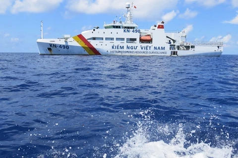侨胞们乘坐KN490号渔政船探访长沙群岛（图片来源于网络）