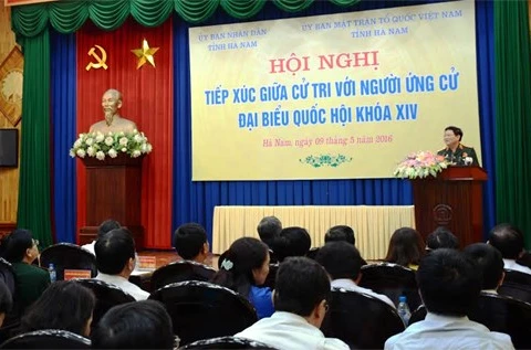 越南国防部长吴春历与河南省选人见面（图片来源：越南人民军队报） 