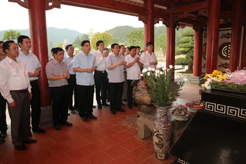 越南政府副总理王廷惠在张盆历史遗迹区敬香。（图片来源：越通社）