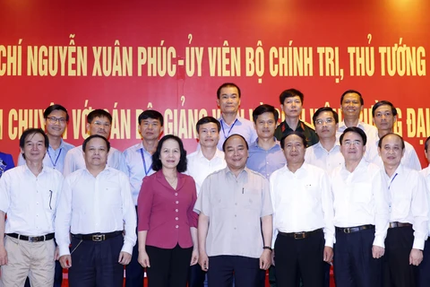 越南政府总理阮春福和海防市大学干部及大学生合影（图片来源：越通社）