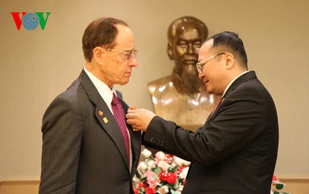 越南驻美副大使阮辉勇向授予安德烈•索瓦洛先生友谊勋章（图片来源：越南之声）