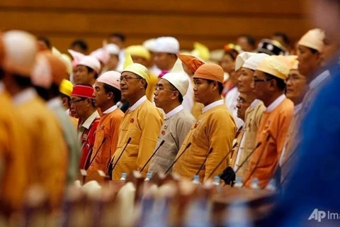 附图：缅甸联邦议会成员（图片来源：美联社）