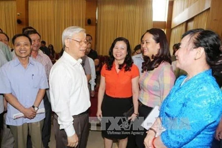 越共中央总书记阮富仲与选民接触。（图片来源：越通社）
