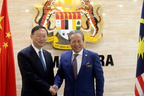 马来西亚外长阿尼法·阿曼(右）与中国国务委员杨洁篪。