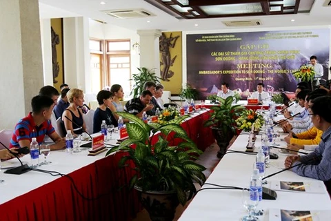 广平省领导人同代表们举行会晤。