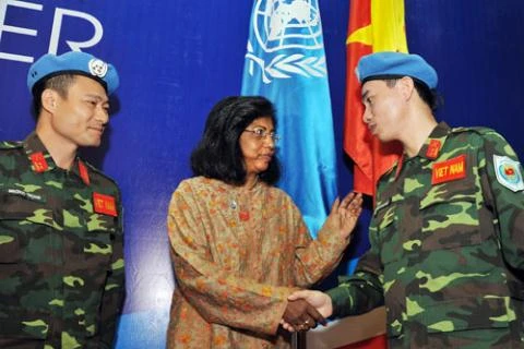 附图：2014年，原联合国主管外勤支助事务的副秘书长阿米拉赫•哈克会见赴苏丹参加联合国维和行动的首批越南士官（图片来源：baodatviet.vn）