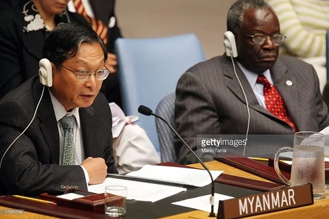 缅甸驻联合国大使觉丁瑞（左）