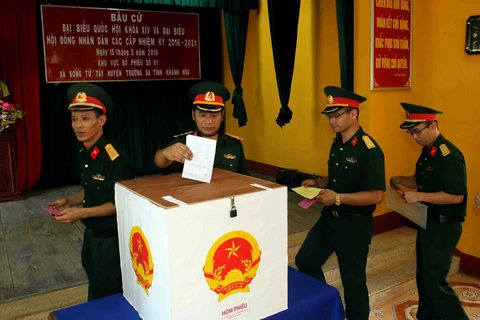 越南庆和省长沙岛县战士开始投票（图片来源：越通社）
