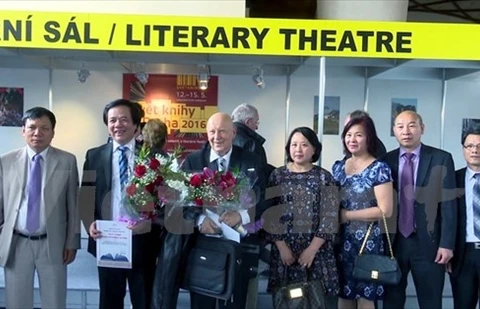 越南驻捷克大使馆代表向捷克-越南大辞典作家送鲜花（图片来源：越通社）