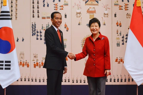 印尼总统佐科与韩国总统朴锦惠会谈前握手。