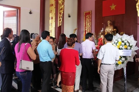 旅居老挝越南人举行胡志明主席诞辰126周年纪念活动（图片来源：越通社）