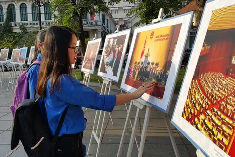 “全民同乐日”室外图片展在河内举行