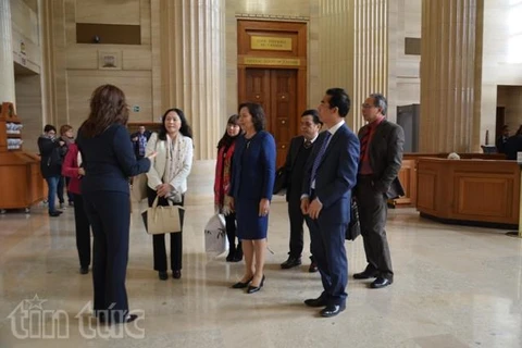 中央司法改革指导委员会代表团参观访问加拿大最高法院（图片来源：http://baotintuc.vn/）