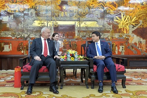河内市人民委员会主席阮德钟会见俄罗斯联邦驻越南特命全权大使康斯坦丁•弗努科夫。