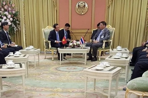 越共中央办公厅主任阮文年同泰国立法议会主席蓬佩举行会谈。