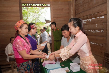 宜安省选民们怀着饱满的政治热情参加选举投票