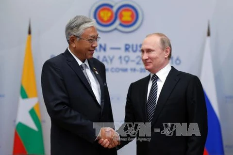 普京总统与缅甸总统吴廷觉。