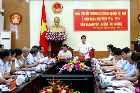 越南外交部部长助理杨志勇一行同太原省领导班子举行会议。