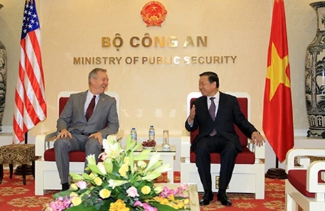 越南公安部长苏林上将日前在公安部总部会见美国驻越特命全权大使特德•奥修斯。