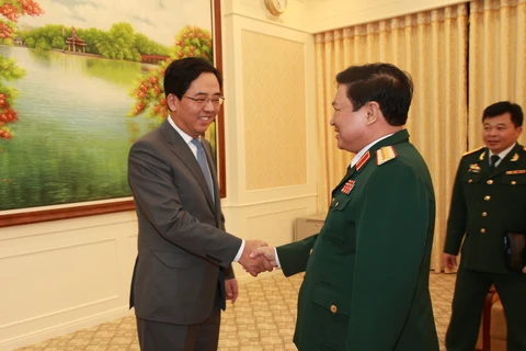 越南国防部长吴春历与中国驻越大使洪小勇