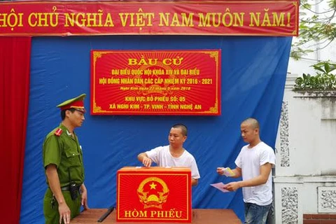 越南第十四届国会和各级人民议会代表换届选举投票活动在全国各地开始举行